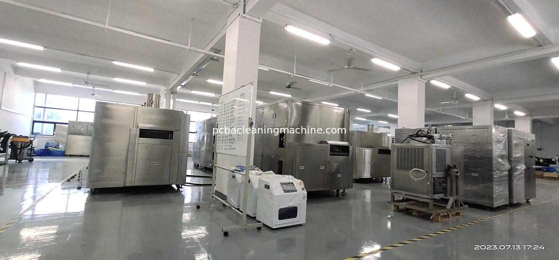 PCBA-Reihenart brausen deflux Maschine mit 3 Sprayvielfältigkeit 2 Schichten Kabinett PCBA-Korbes 1wash ab